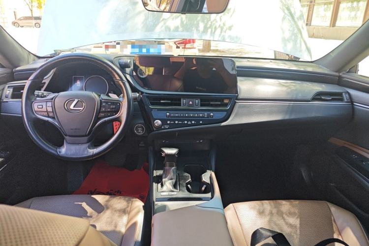 Used Lexus ES 2022 300h Excellence Edition Center Console