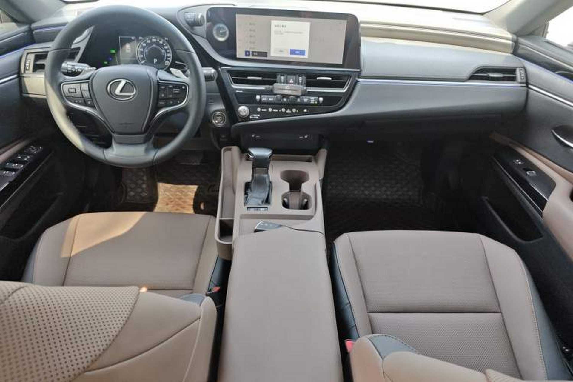 Used Lexus ES 2022 300h Excellence Edition Center Console