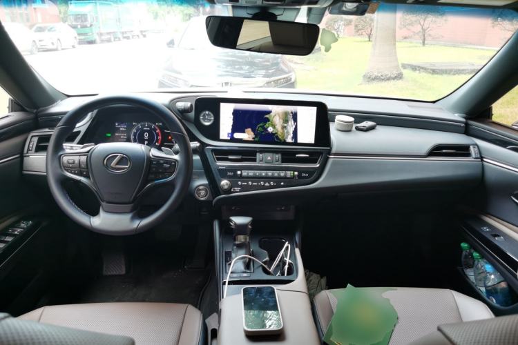 Used Lexus ES 2022 300h Excellence Edition Center Console