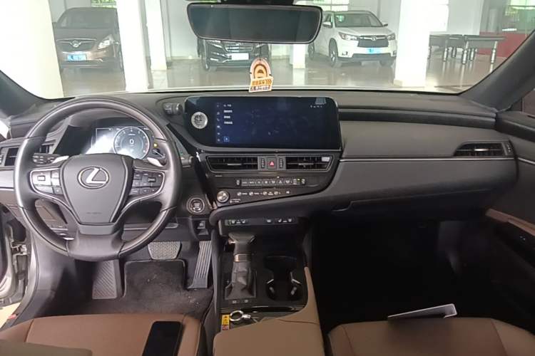 Used Lexus ES 2022 200 Luxury Edition Center Console