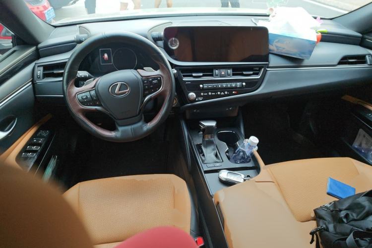 Used Lexus ES 2022 300h Excellence Edition Center Console