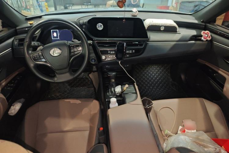 Used Lexus ES 2022 300h Excellence Edition Center Console
