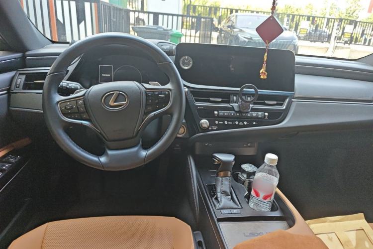 Used Lexus ES 2022 300h Excellence Edition Center Console