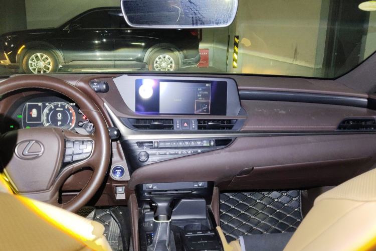 Used Lexus ES 2022 300h Excellence Edition Center Console