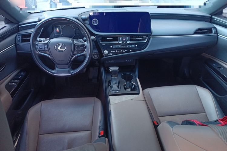 Used Lexus ES 2022 300h Deluxe Edition Center Console