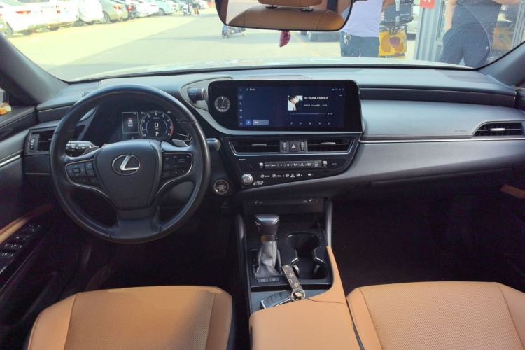 Used Lexus ES 2022 200 Excellence Edition Center Console