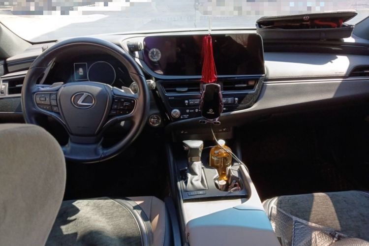 Used Lexus ES 2022 300h Excellence Edition Center Console