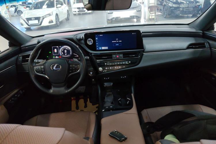 Used Lexus ES 2022 300h Deluxe Edition Center Console