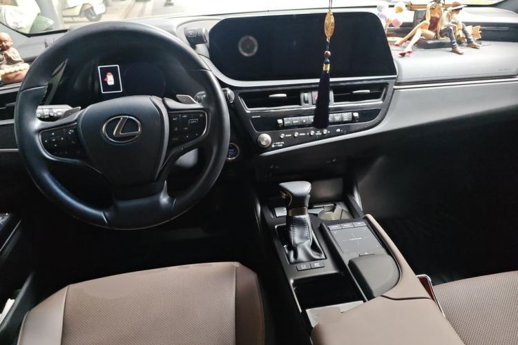 Used Lexus ES 2022 300h Excellence Edition Center Console