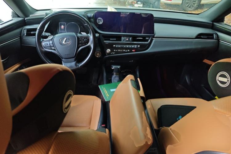 Used Lexus ES 2022 300h Excellence Edition Center Console