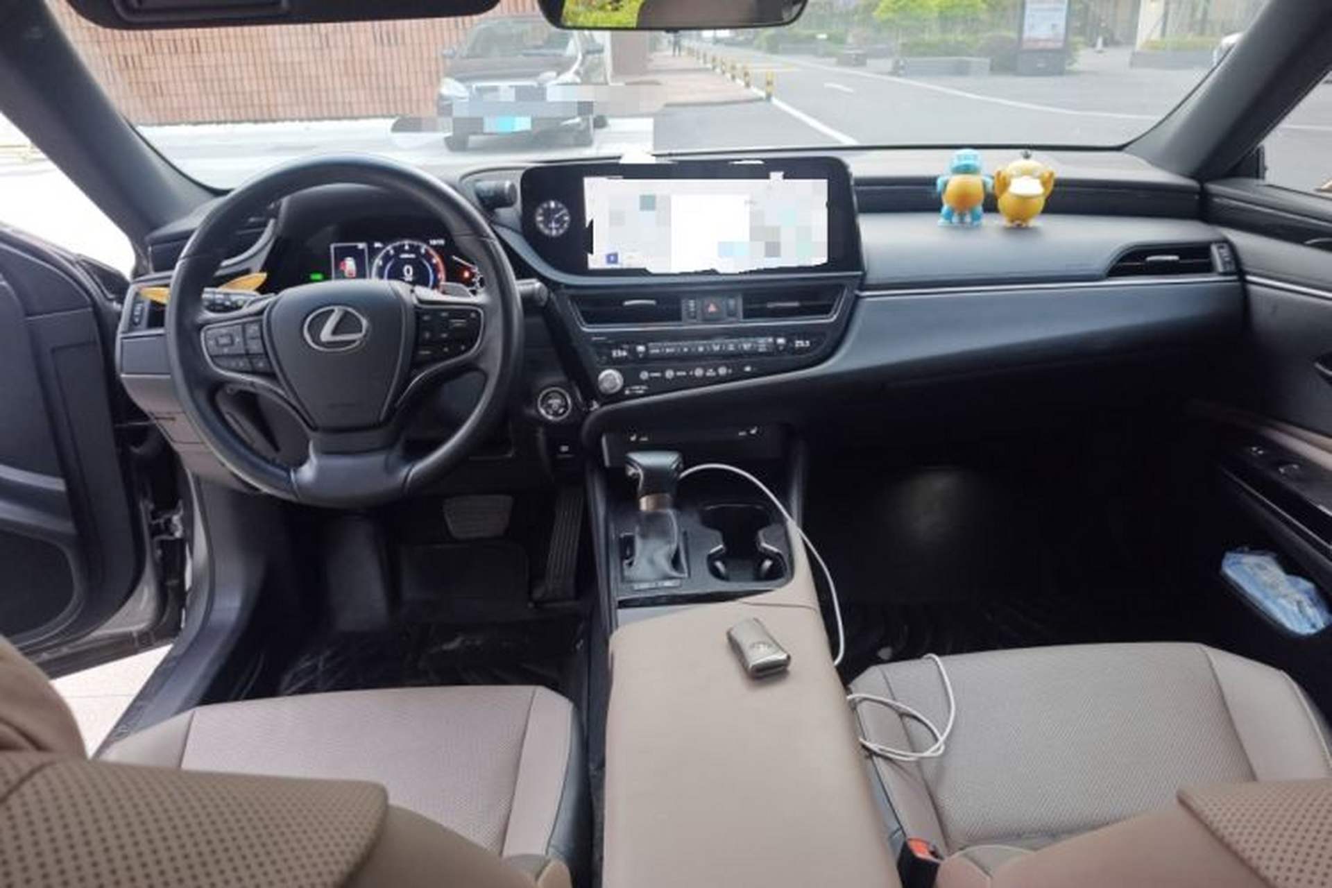 Used Lexus ES 2022 300h Excellence Edition Center Console