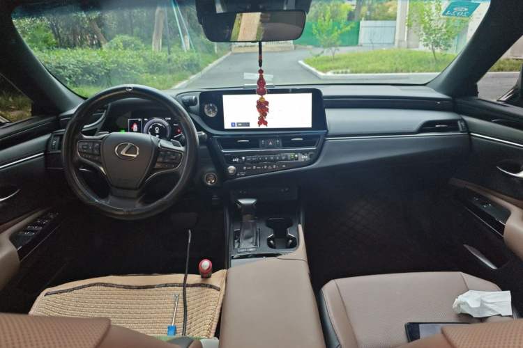 Used Lexus ES 2022 300h Excellence Edition Center Console