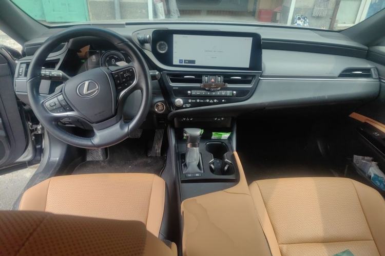 Used Lexus ES 2022 300h Deluxe Edition Center Console