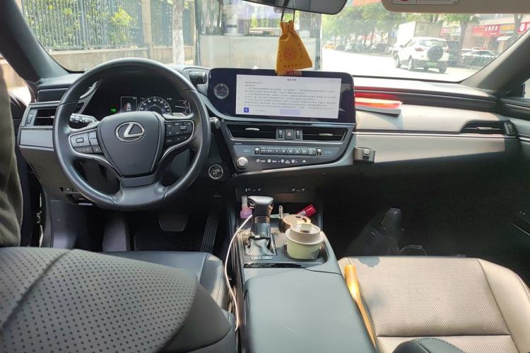 Used Lexus ES 2022 300h Deluxe Edition Center Console