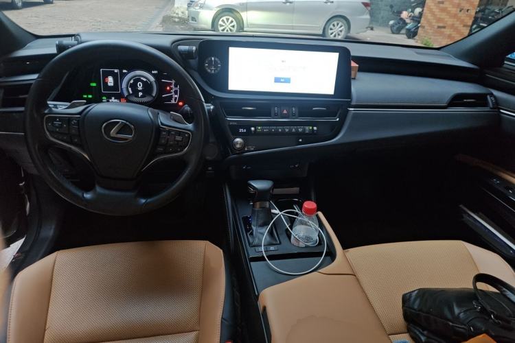 Used Lexus ES 2022 300h Excellence Edition Center Console