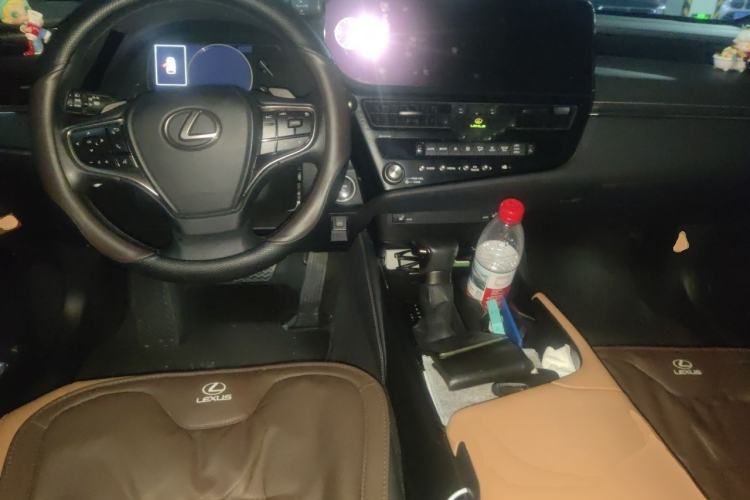 Used Lexus ES 2022 300h Excellence Edition Center Console