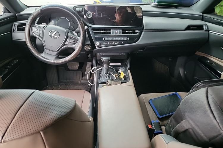 Used Lexus ES 2022 200 Excellence Edition Center Console
