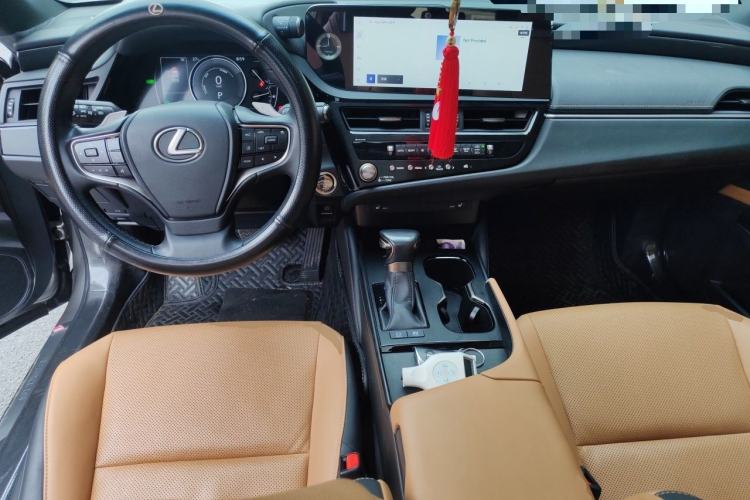 Used Lexus ES 2022 300h Excellence Edition Center Console