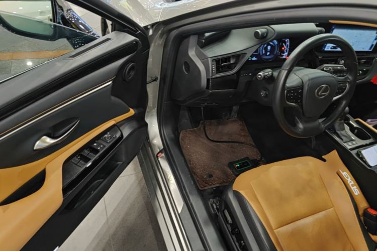 Used Lexus ES 2022 300h Excellence Edition Driver Seat
