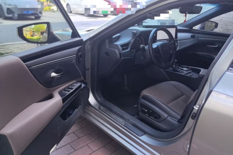 Used Lexus ES 2022 300h Excellence Edition Driver Seat