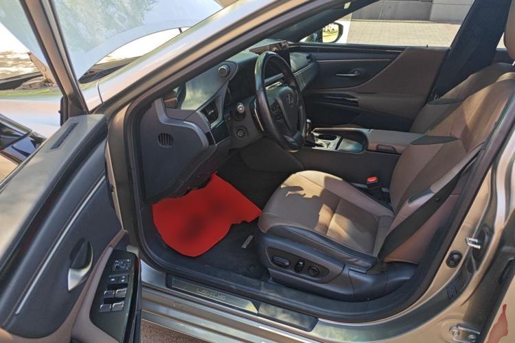 Used Lexus ES 2022 300h Excellence Edition Driver Seat