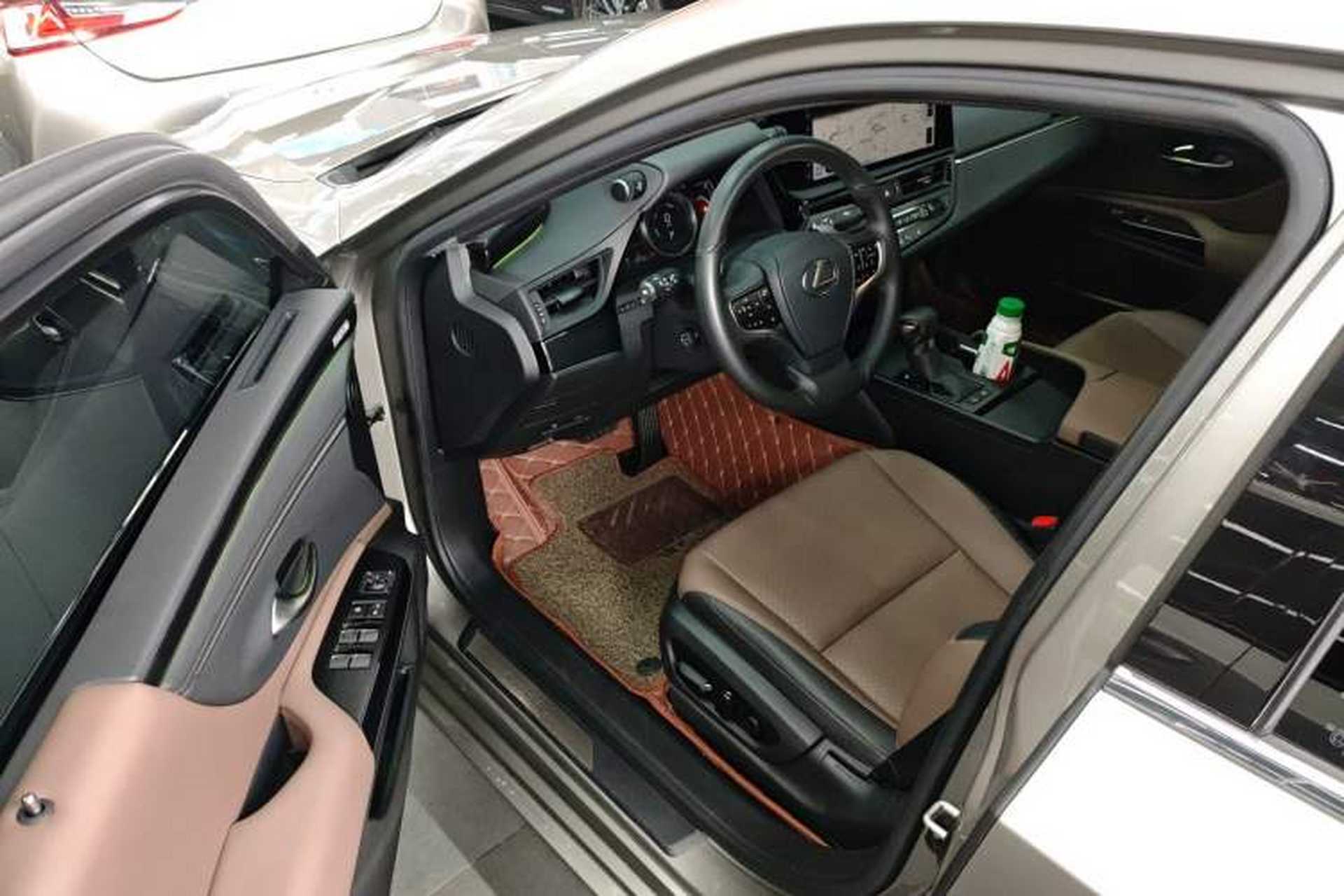 Used Lexus ES 2022 300h Deluxe Edition Driver Seat