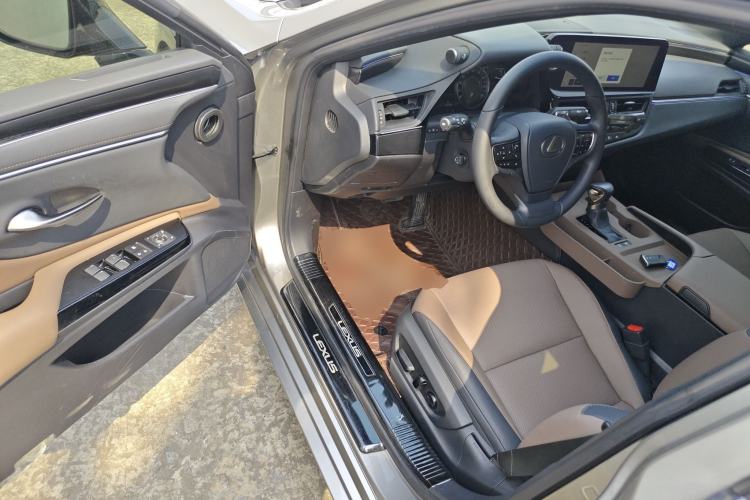 Used Lexus ES 2022 300h Excellence Edition Driver Seat