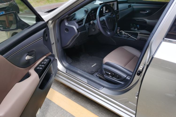 Used Lexus ES 2022 300h Excellence Edition Driver Seat