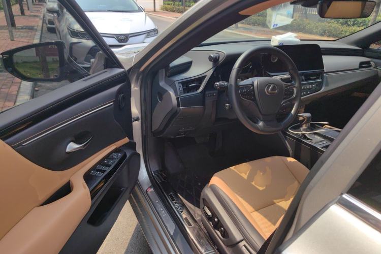 Used Lexus ES 2022 300h Deluxe Edition Driver Seat