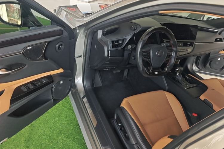 Used Lexus ES 2022 300h Deluxe Edition Driver Seat