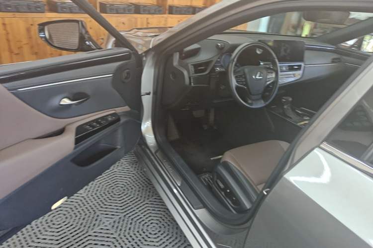 Used Lexus ES 2022 200 Excellence Edition Driver Seat