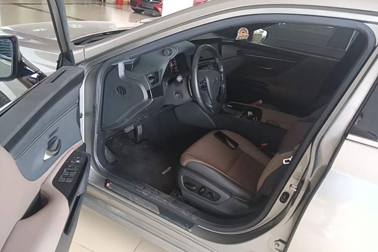Used Lexus ES 2022 200 Luxury Edition Driver Seat