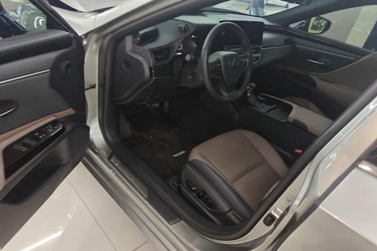 Used Lexus ES 2022 200 Excellence Edition Driver Seat