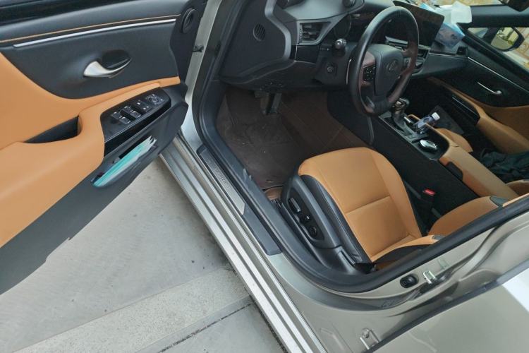 Used Lexus ES 2022 300h Excellence Edition Driver Seat