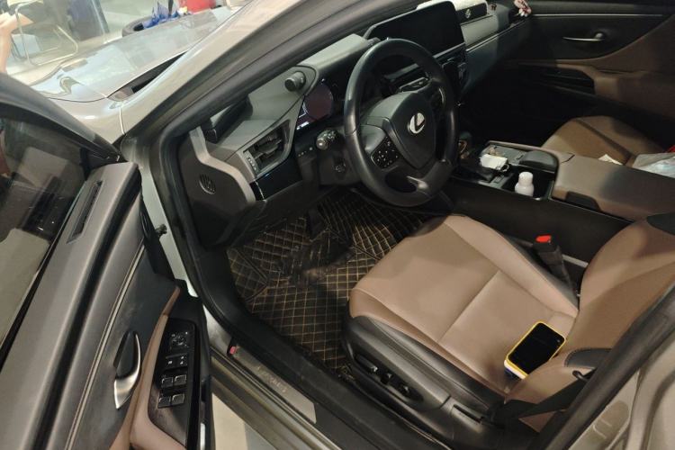 Used Lexus ES 2022 300h Excellence Edition Driver Seat