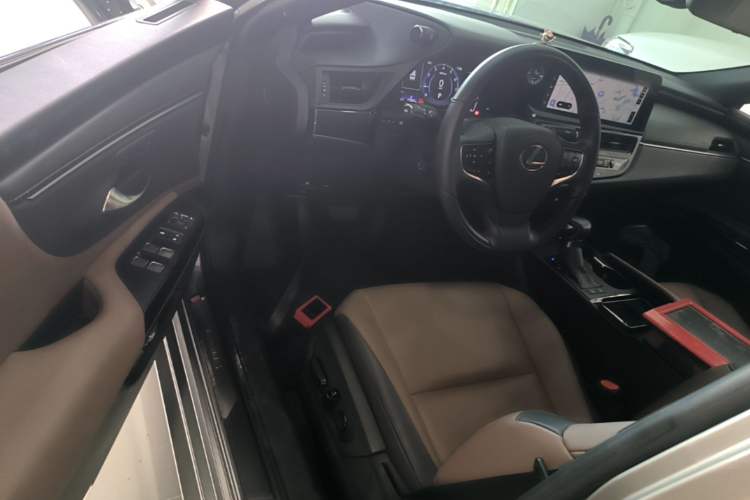 Used Lexus ES 2022 200 Luxury Edition Driver Seat