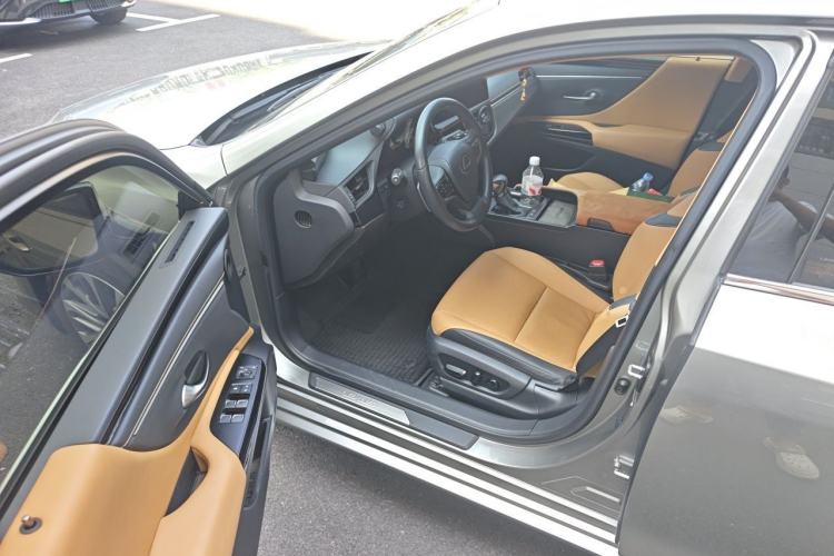 Used Lexus ES 2022 300h Excellence Edition Driver Seat