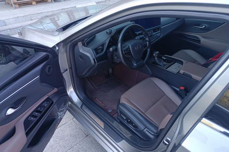 Used Lexus ES 2022 300h Deluxe Edition Driver Seat