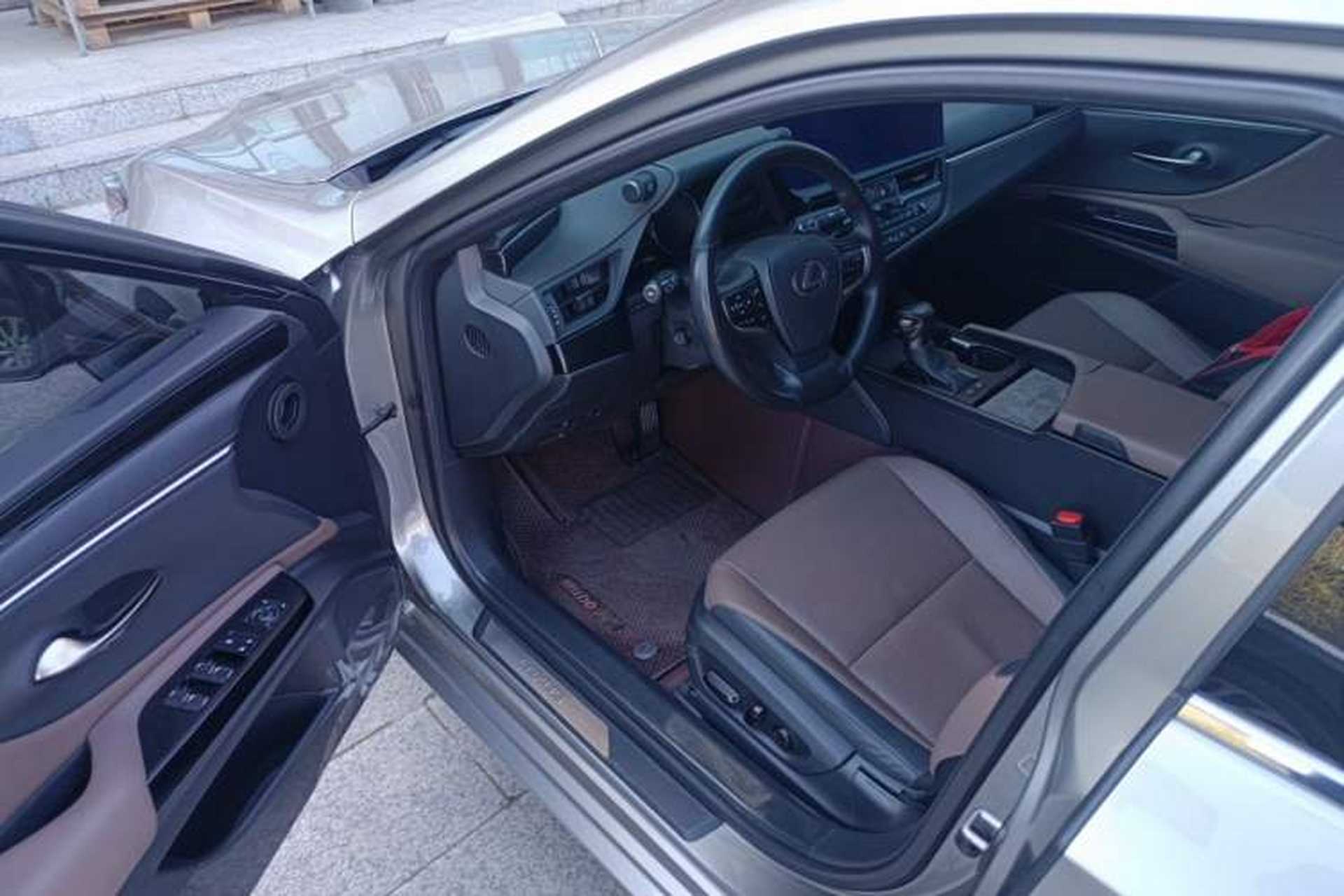 Used Lexus ES 2022 300h Deluxe Edition Driver Seat
