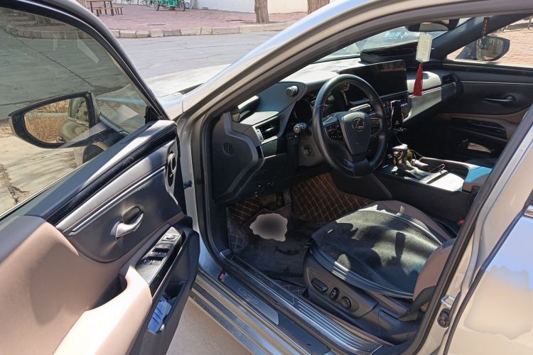 Used Lexus ES 2022 300h Excellence Edition Driver Seat