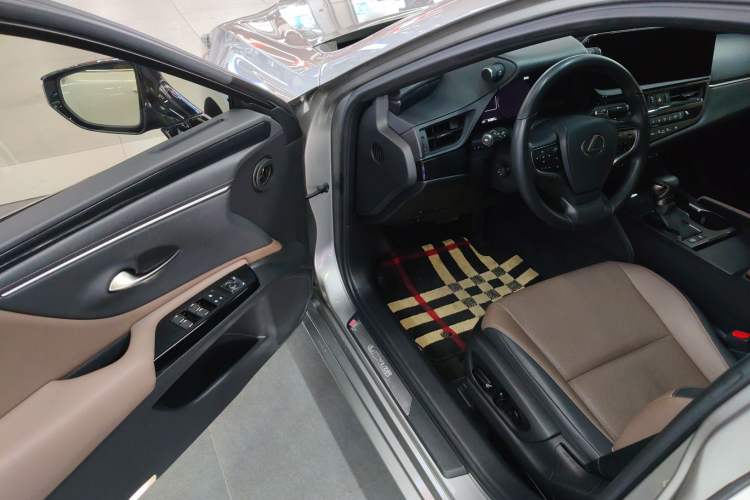 Used Lexus ES 2022 300h Deluxe Edition Driver Seat