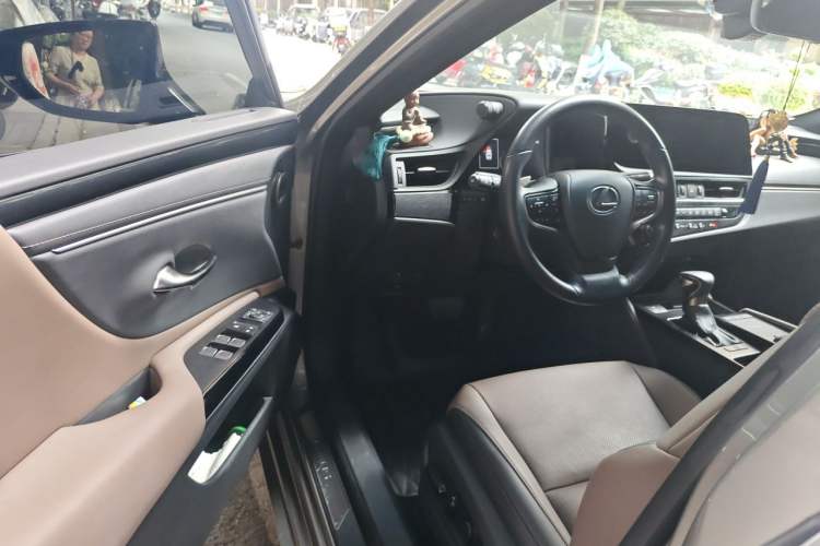 Used Lexus ES 2022 300h Excellence Edition Driver Seat