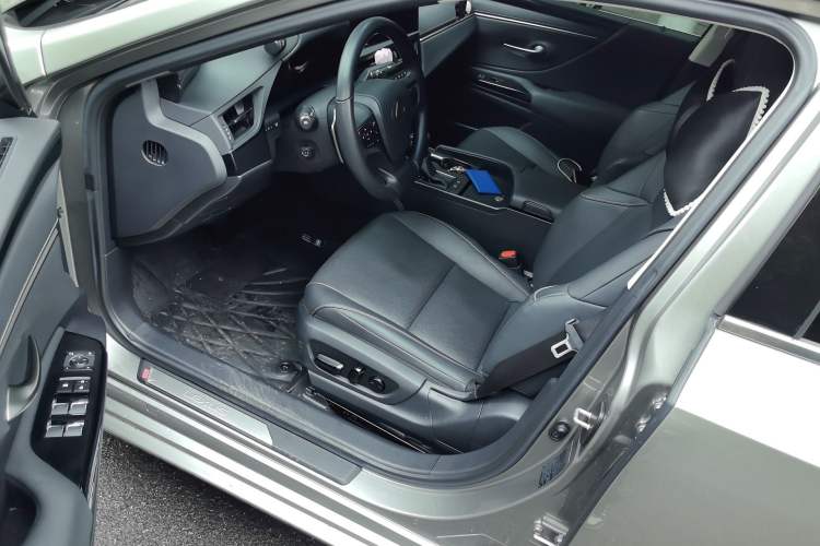 Used Lexus ES 2022 200 Excellence Edition Driver Seat