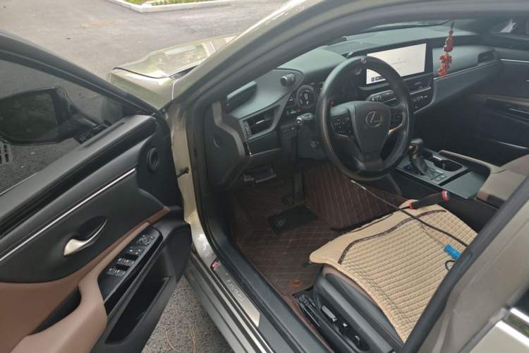 Used Lexus ES 2022 300h Excellence Edition Driver Seat