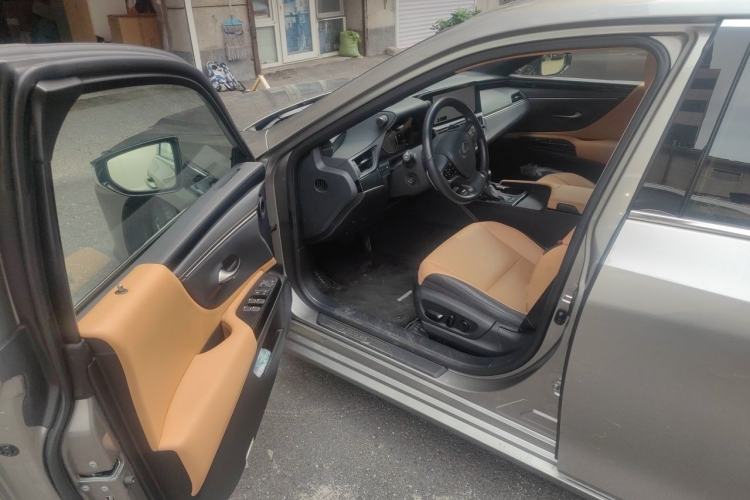 Used Lexus ES 2022 300h Deluxe Edition Driver Seat