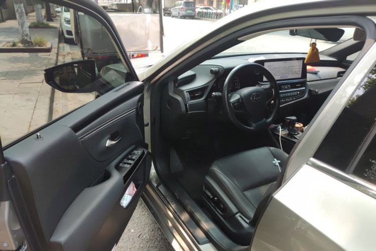 Used Lexus ES 2022 300h Deluxe Edition Driver Seat
