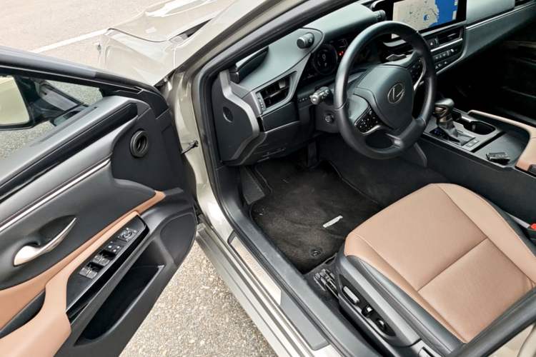 Used Lexus ES 2022 300h Deluxe Edition Driver Seat