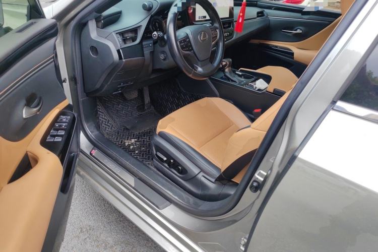 Used Lexus ES 2022 300h Excellence Edition Driver Seat