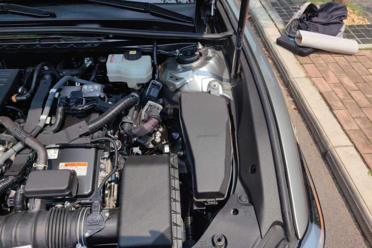 Used Lexus ES 2022 300h Deluxe Edition Engine Bay Left