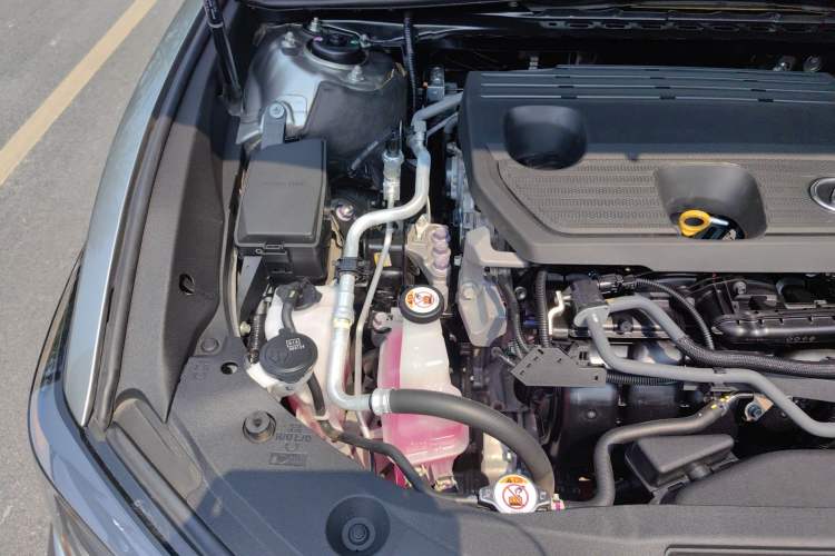 Used Lexus ES 2022 300h Deluxe Edition Engine Bay Right
